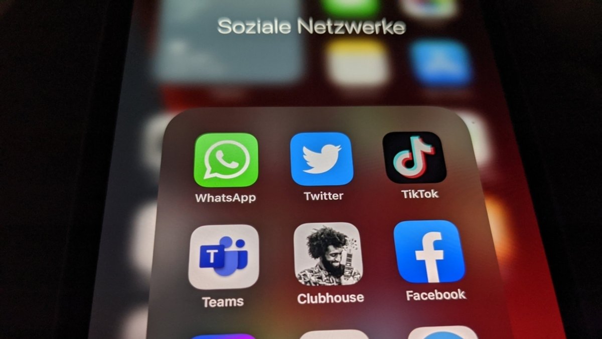 Logos von Social-Media-Plattformen auf einem Smartphone