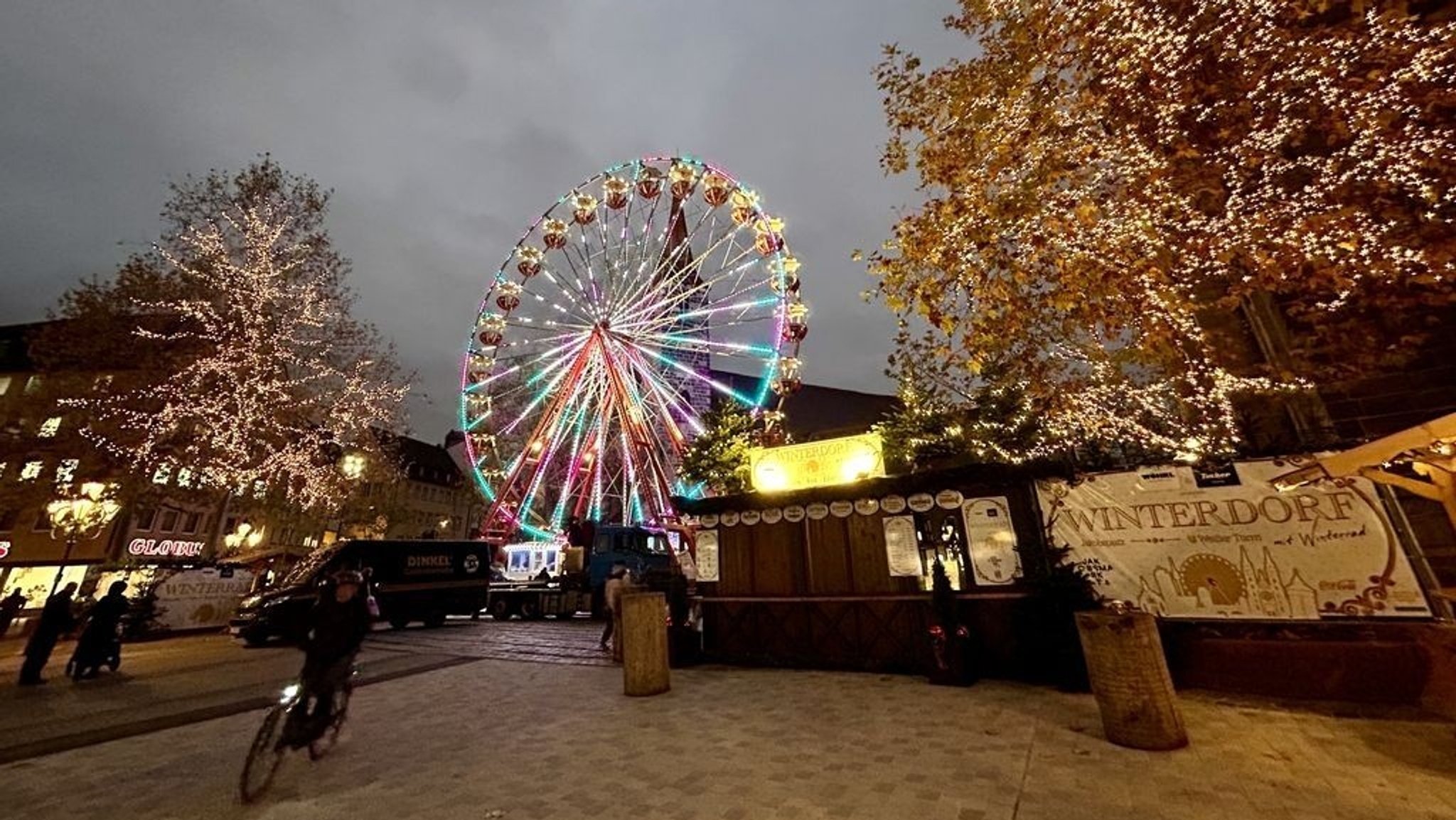 Transparent "Winterdorf" mit beleuchtetem Riesenrad auf dem Jakobsplatz in Nürnberg.