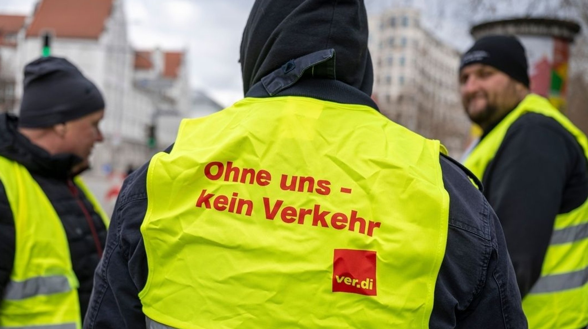 Symbolbild ÖPNV-Streik in Bayern. ARCHIV - 27.11.2025, Bayern, München: Verdi-Mitglieder nehmen an einer Kurzdemo für ihre Forderungen für die Tarifverhandlungen im ÖPNV der MVG in München teil.