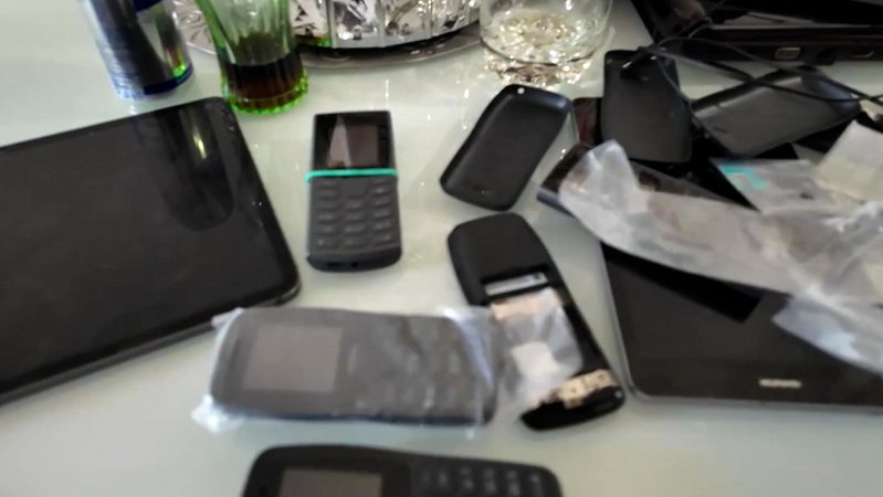Bei der Razzia wurden etliche Mobiltelefone sichergestellt. | Bild: BR Bei der Razzia wurden etliche Mobiltelefone sichergestellt.
