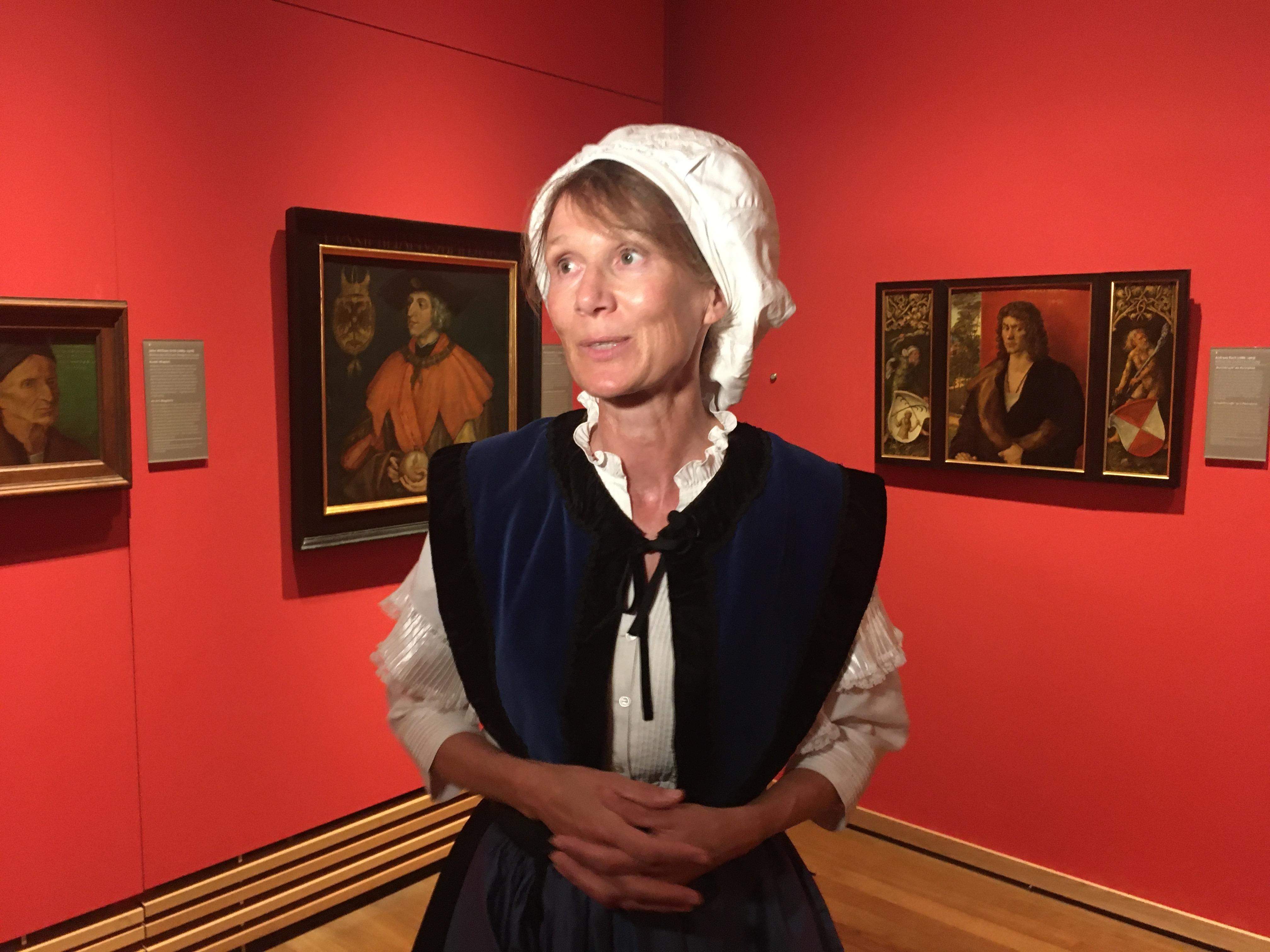 Karin Mayer führt ihre Gäste durch das Albrecht-Dürer-Haus.