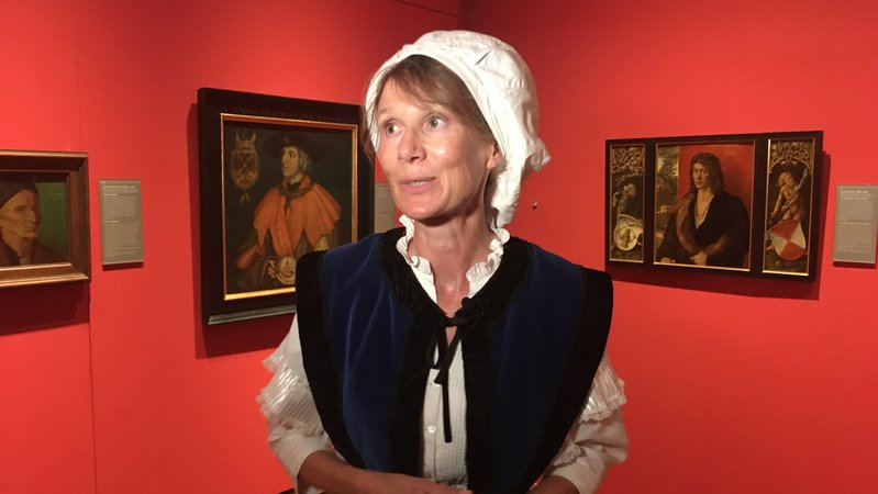 Karin Mayer führt ihre Gäste durch das Albrecht-Dürer-Haus. | Bild: BR24 / Tobias Burkert Karin Mayer führt ihre Gäste durch das Albrecht-Dürer-Haus.