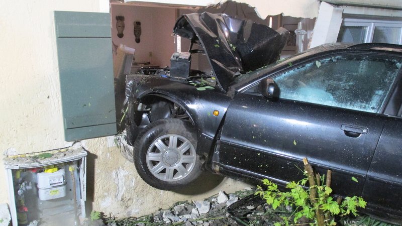 In Pfarrkirchen kracht ein Auto in ein Haus - die Polizei sucht nach dem Fahrer