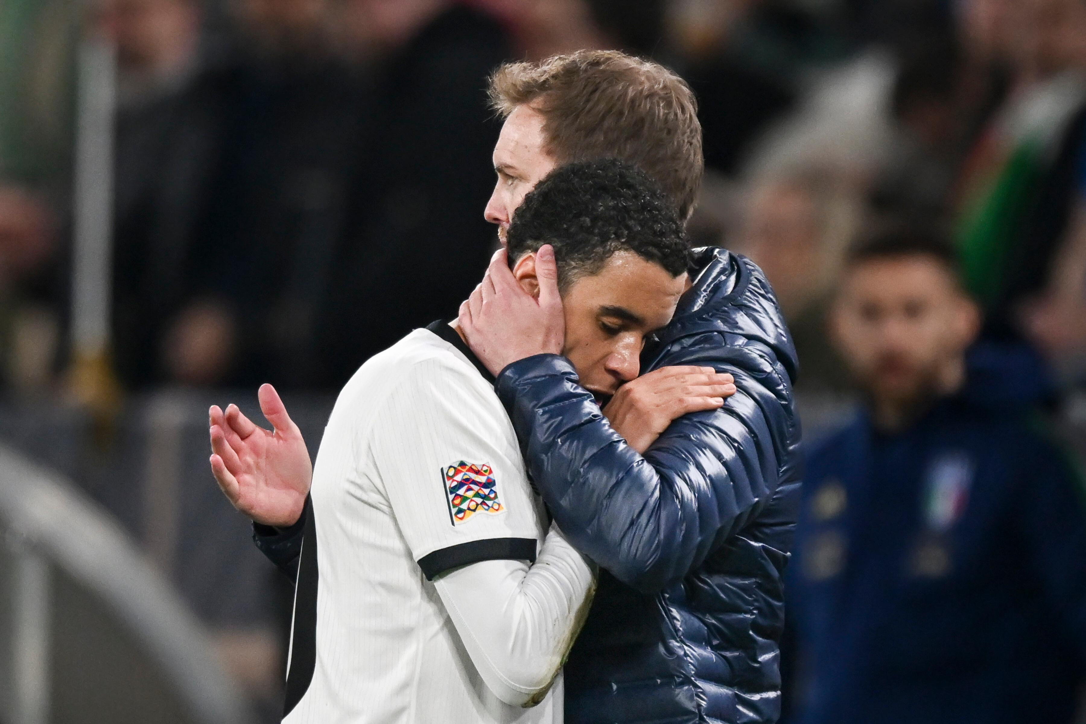 Bundestrainer Julian Nagelsmann umarmt Jamal Musiala (vorne).