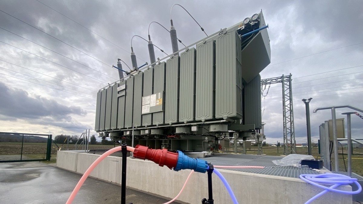 Sie ist ungefähr so groß wie ein Eisenbahn-Güterwaggon. Die Einspeisesteckdose des Bayernwerks in Niederviehbach im Landkreis Dingolfing-Landau. | Bild: BR/Harald Mitterer Sie ist ungefähr so groß wie ein Eisenbahn-Güterwaggon. Die Einspeisesteckdose des Bayernwerks in Niederviehbach im Landkreis Dingolfing-Landau.