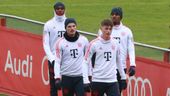 Mathys Tel, Marcel Sabitzer, Paul Wanner und Ryan Gravenberch (v. links) beim Trainingsauftakt des FC Bayern. | Bild:picture alliance / Lackovic | Mladen Lackovic