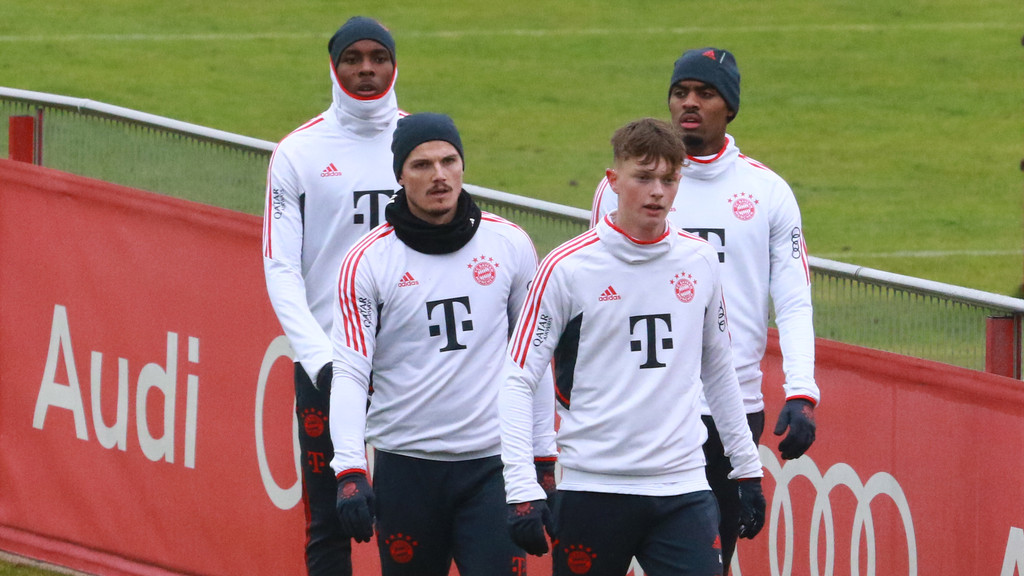 Mathys Tel, Marcel Sabitzer, Paul Wanner und Ryan Gravenberch (v. links) beim Trainingsauftakt des FC Bayern.