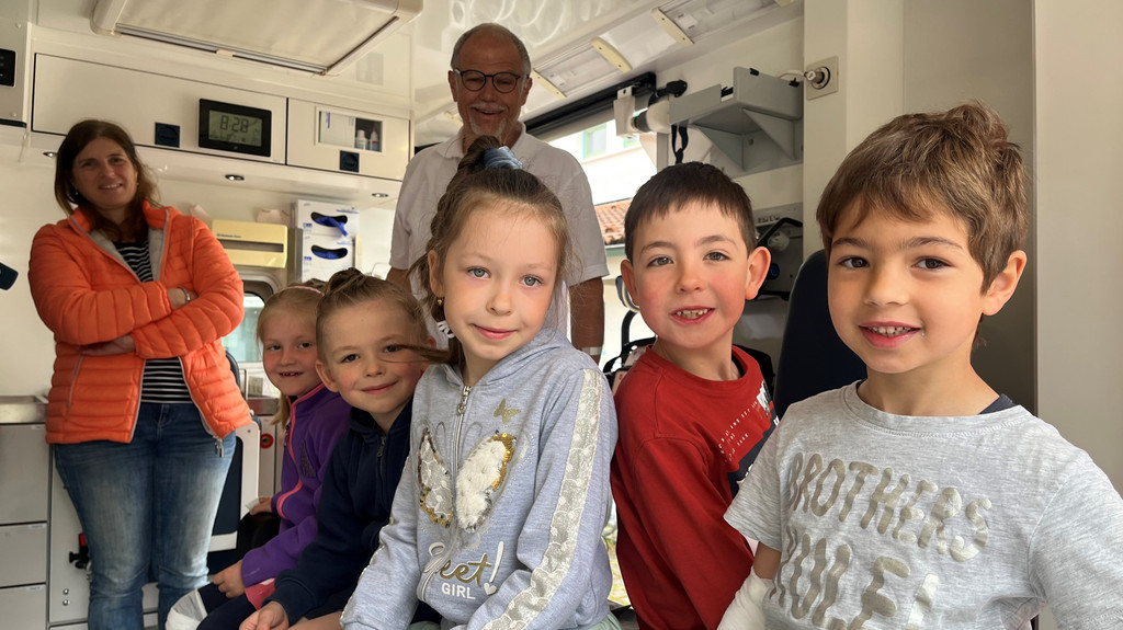 Kindergartenkinder vom Dillinger "Kringelland" im Rettungswagen. | Bild: BR/Judith Zacher Kindergartenkinder vom Dillinger "Kringelland" im Rettungswagen.