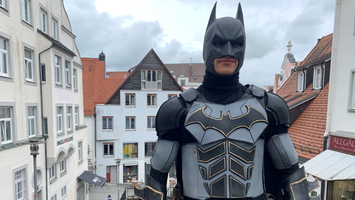 Superheld: Mann im Batman-Kostüm sorgt in Kempten für Aufsehen