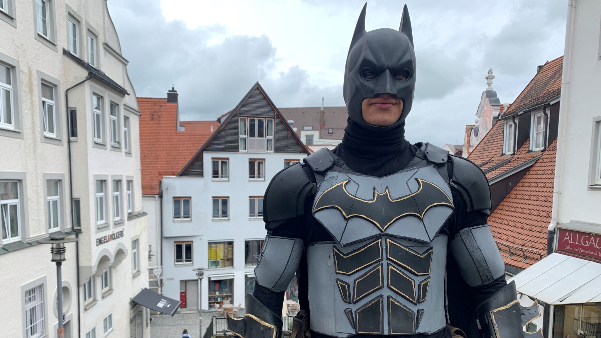 Ein als Batman verkleideter Mann ist regelmäßig in Kempten unterwegs.