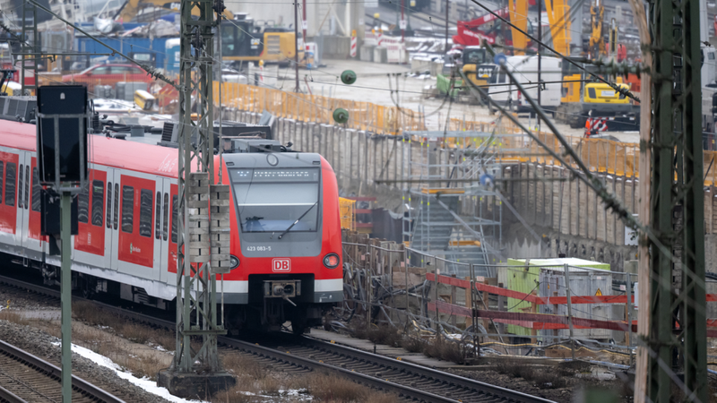 Eine S-Bahn fährt an der Baustelle für die 2. Stammstrecke entlang