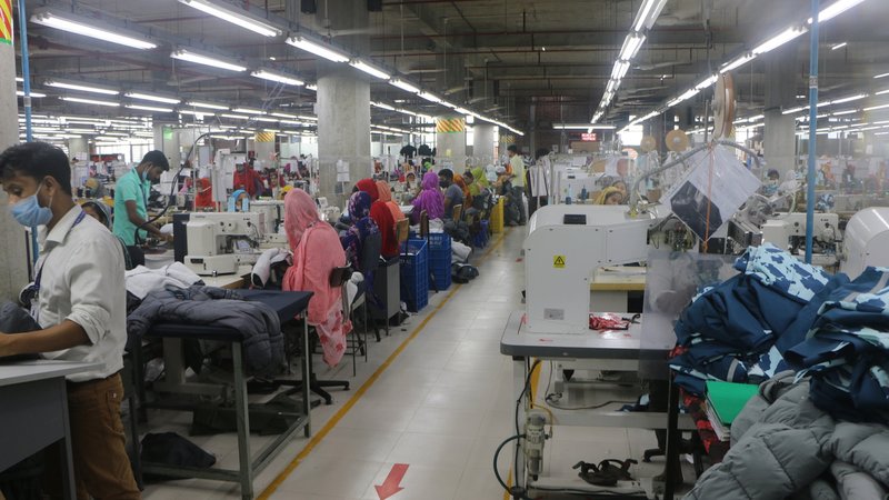 Bangladesch, Sabhar: Beschäftigte der 4A Yarn Dyeing Ltd. arbeiten in der Fabrik in Kaichabari im Industriegebiet im Sommer 2022.