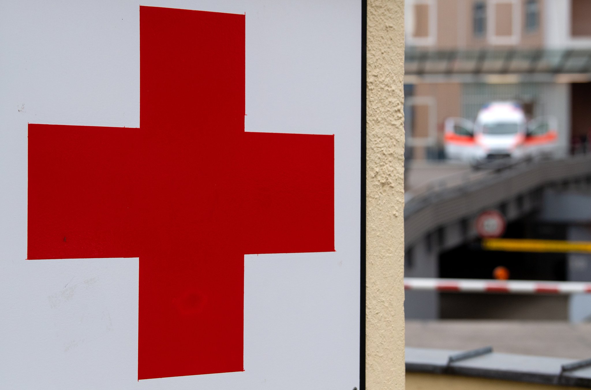 10.11.2021, Bayern, München: Ein rotes Kreuz ist an der Zufahrt von einem Krankenhaus zu sehen. Foto: Sven Hoppe/dpa +++ dpa-Bildfunk +++