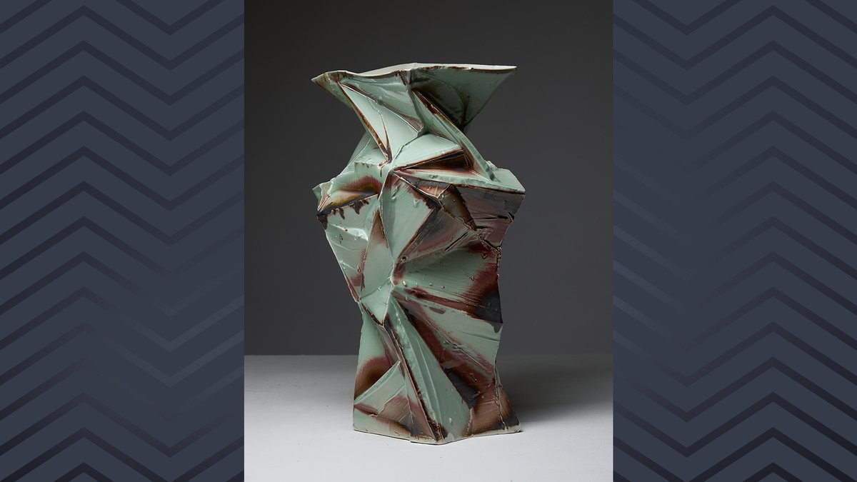 Vase mit vielen Kanten und Zacken mit hellgrüner und rotbrauner Glasur