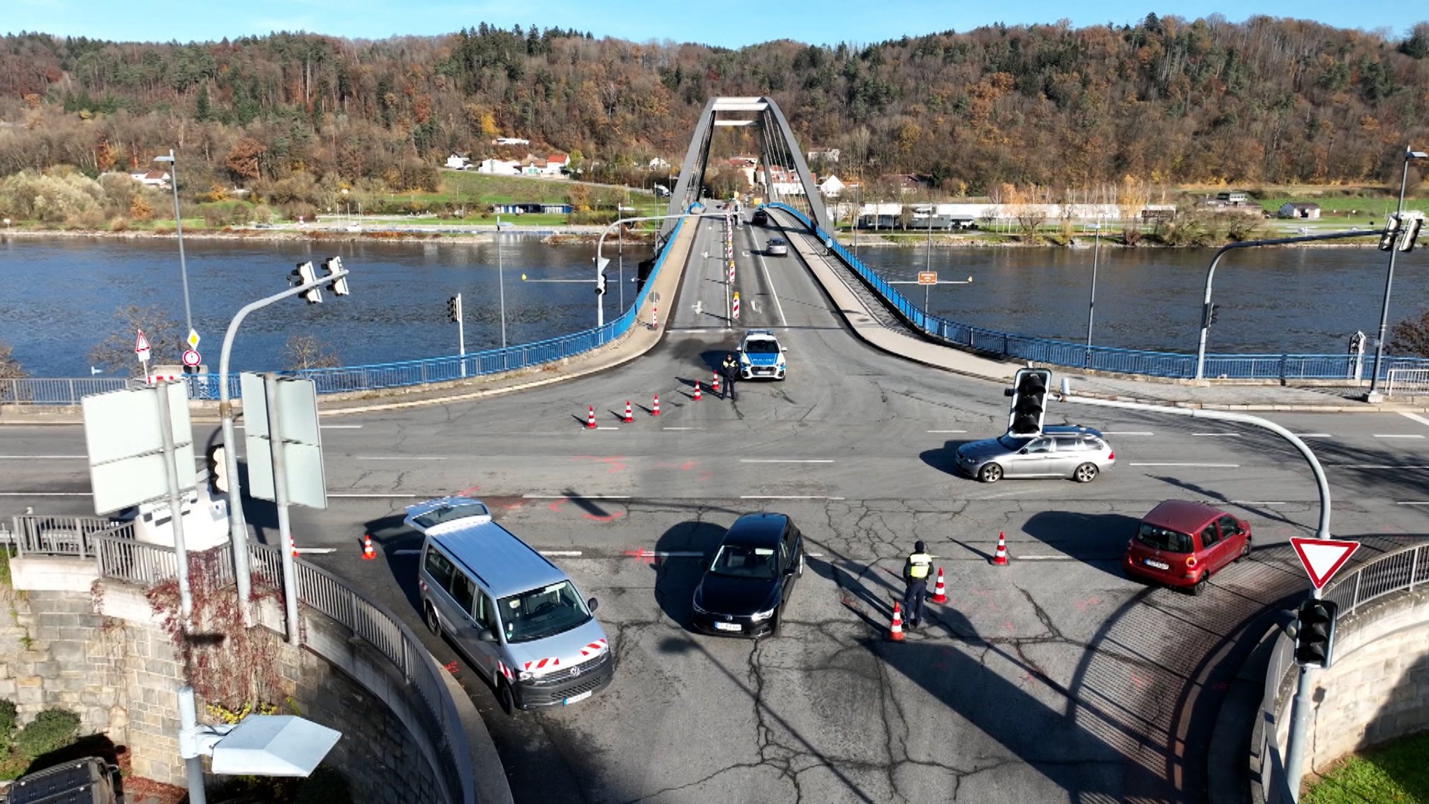 Eine kaputte Ampel sorgte im niederbayerischen Vilshofen für zahlreiche Unfälle und Behinderungen. Auslöser des Ampelausfalls waren wohl Mäuse in der Steuerung. Mittlerweile ist die Ampel wieder repariert und der Verkehr läuft wieder sicherer.