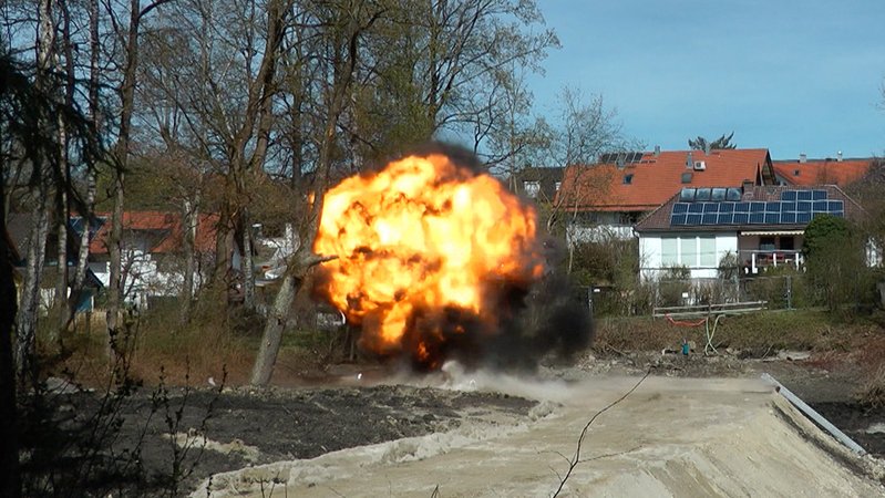 Bei der Sprengung der Panzerabwehrmine entstand ein beeindruckender Feuerball.