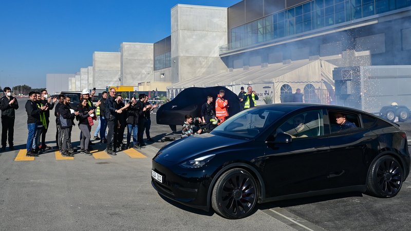 Ein Elektrofahrzeug vom Typ Model Y rollt zur Eröffnung der Tesla-Fabrik Berlin Brandenburg aus dem Werk. Die erste europäische Fabrik in Grünheide, die auf 500 000 Fahrzeuge jährlich ausgelegt ist, ist eine wichtige Säule der Zukunftsstrategie von Tesla.