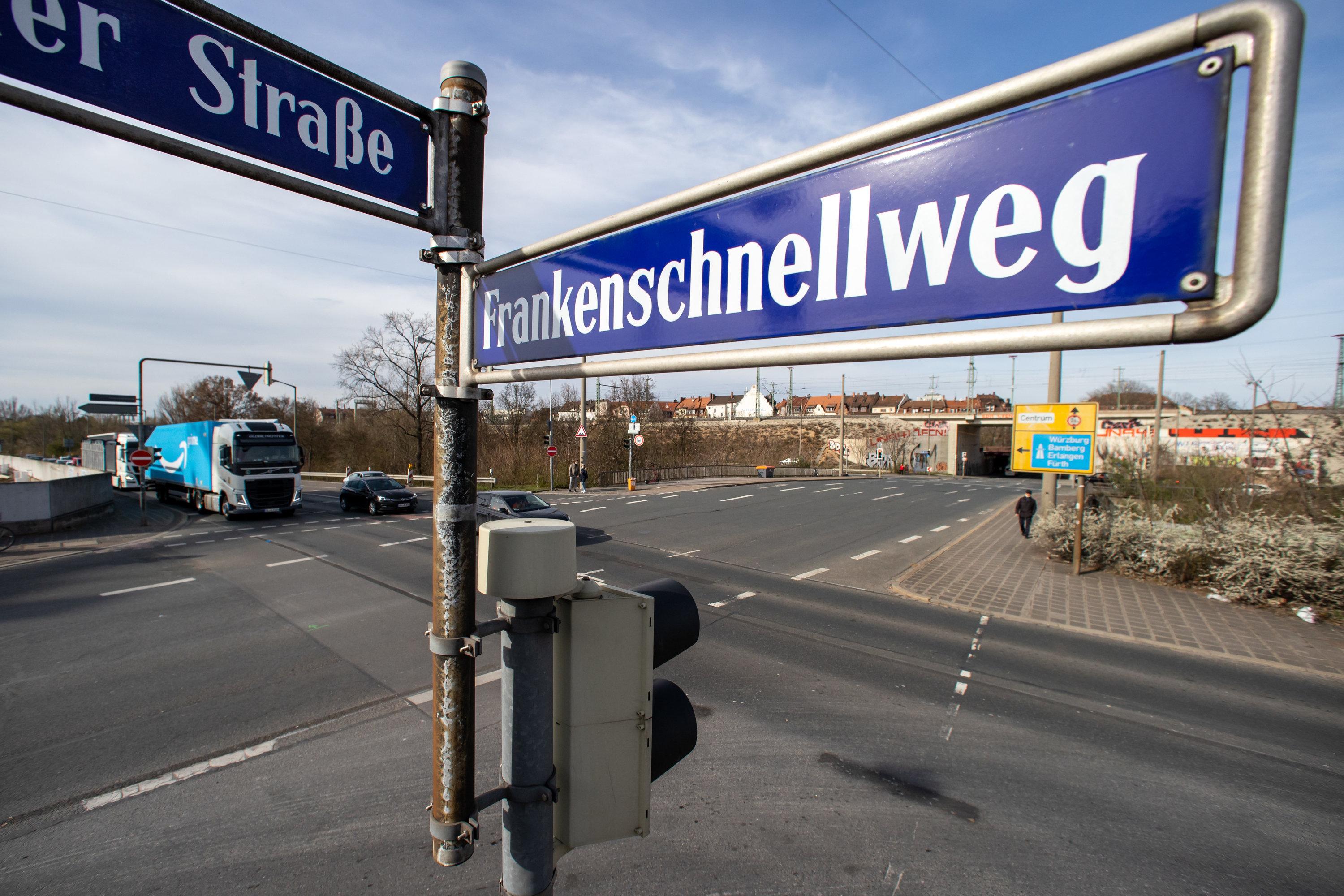 "Frankenschnellweg" steht auf einem Straßenschild an einer Ampelkreuzung in Nürnberg. 