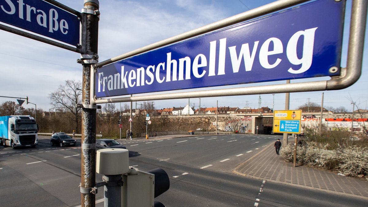 "Frankenschnellweg" steht auf einem Straßenschild an einer Ampelkreuzung in Nürnberg. 