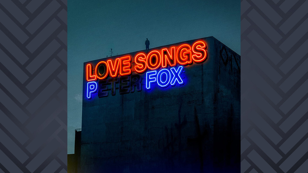 Peter Fox steht auf einem Hochhaus mit dem Neon-Schriftzug: "LOVE SONGS PETER FOX", einige Buchstaben fehlen.