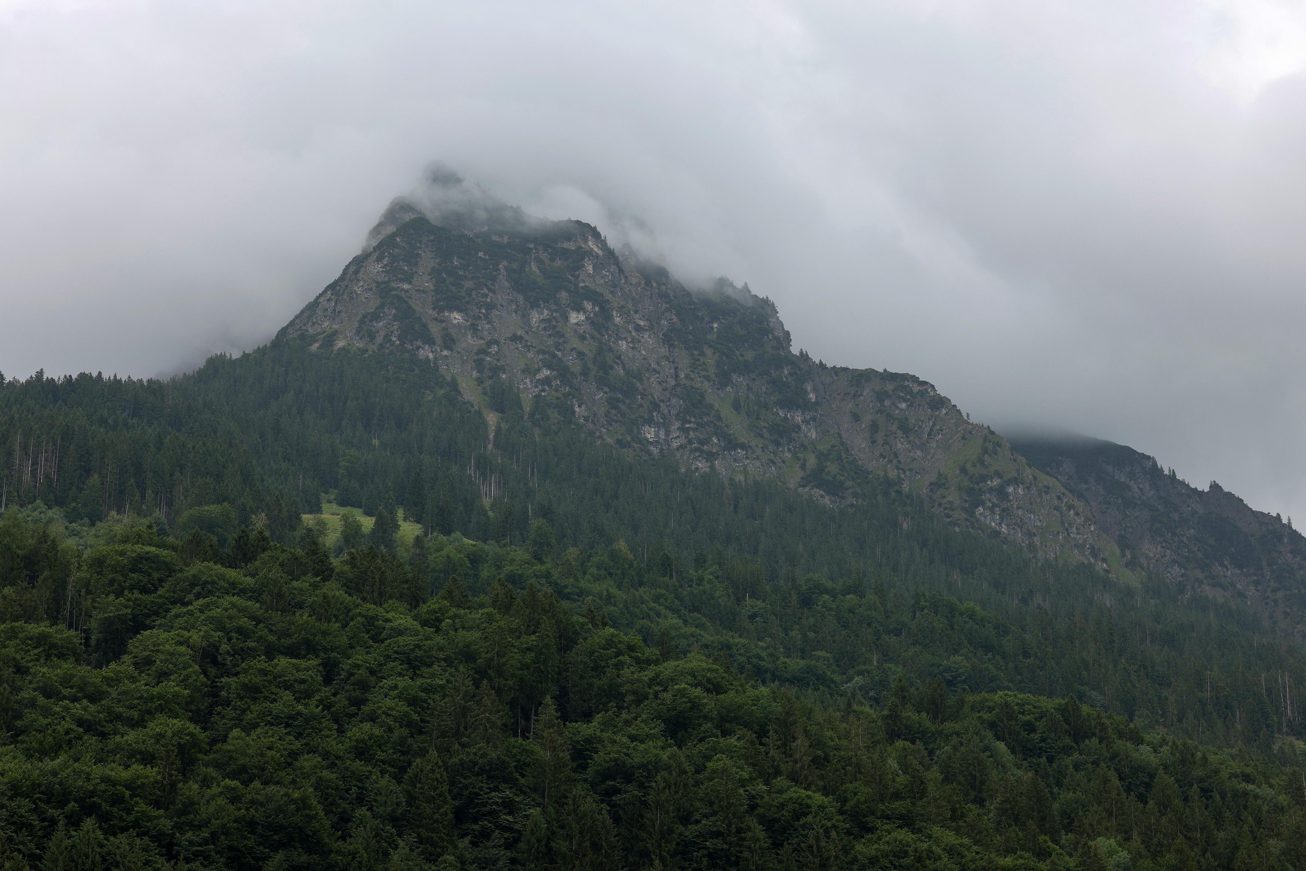 Das Rubihorn bei Oberstdorf. Der Gipfel ist in Wolken gehüllt