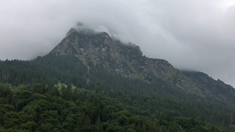 Das Rubihorn bei Oberstdorf. Der Gipfel ist in Wolken gehüllt | Bild: picture alliance / Rene Traut Fotografie | Rene Traut Das Rubihorn bei Oberstdorf. Der Gipfel ist in Wolken gehüllt