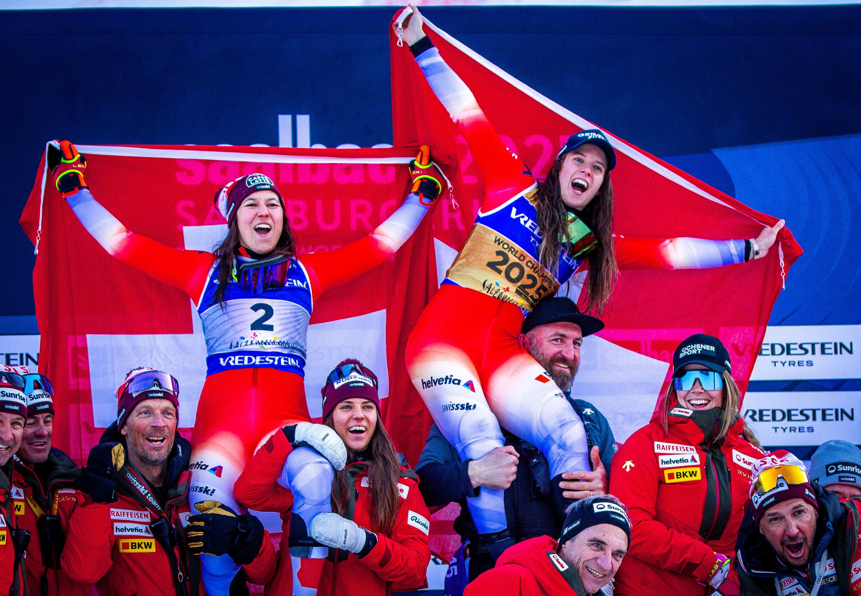 dpatopbilder - 15.02.2025, Österreich, Saalbach-Hinterglemm: Ski alpin: Weltmeisterschaft, Slalom, Damen, 2. Durchgang, Die Goldmedaillengewinnerin Camille Rast (r) und die Zweitplatzierte Wendy Holdener aus der Schweiz feiern mit dem schweizer Skiteam. 