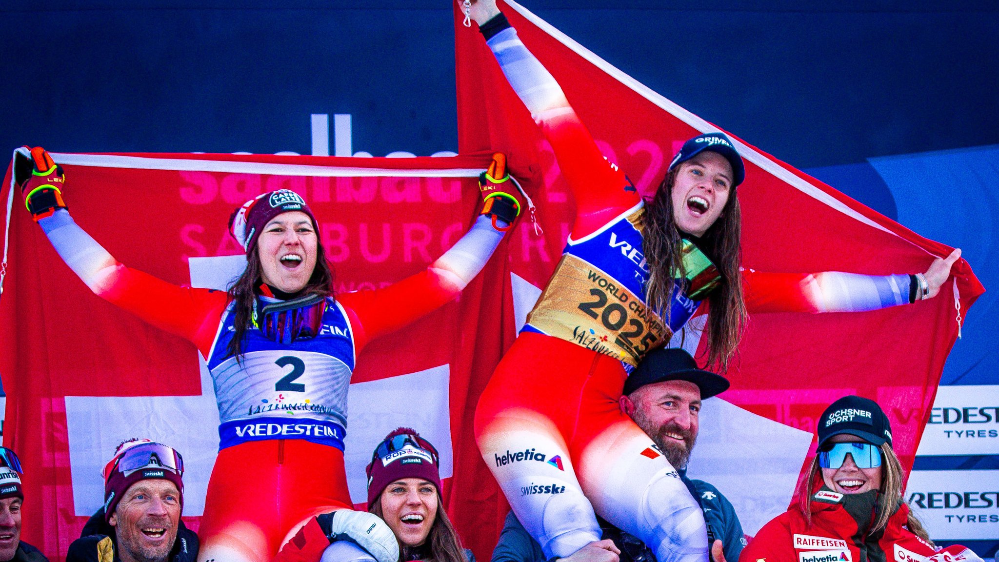 dpatopbilder - 15.02.2025, Österreich, Saalbach-Hinterglemm: Ski alpin: Weltmeisterschaft, Slalom, Damen, 2. Durchgang, Die Goldmedaillengewinnerin Camille Rast (r) und die Zweitplatzierte Wendy Holdener aus der Schweiz feiern mit dem schweizer Skiteam. 