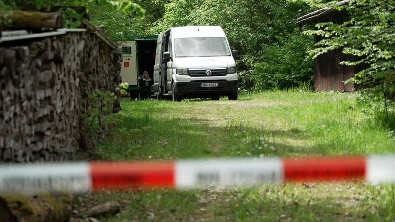 Polizeifahrzeuge in einem Waldstück nach tödlichem Schuss bei Burgbernheim | Bild: BR Fernsehen Polizeifahrzeuge in einem Waldstück nach tödlichem Schuss bei Burgbernheim