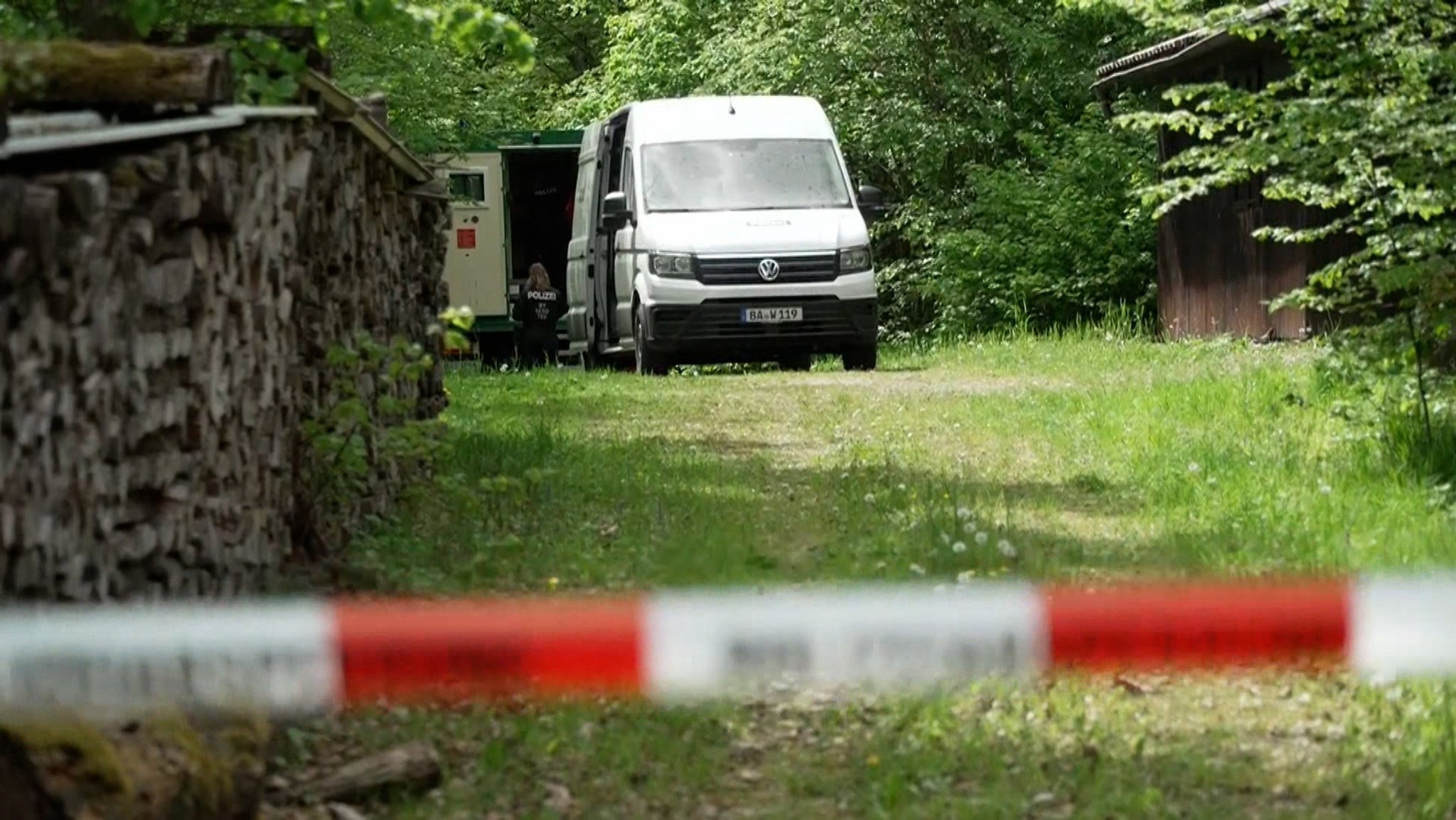 Polizeifahrzeuge in einem Waldstück nach tödlichem Schuss bei Burgbernheim