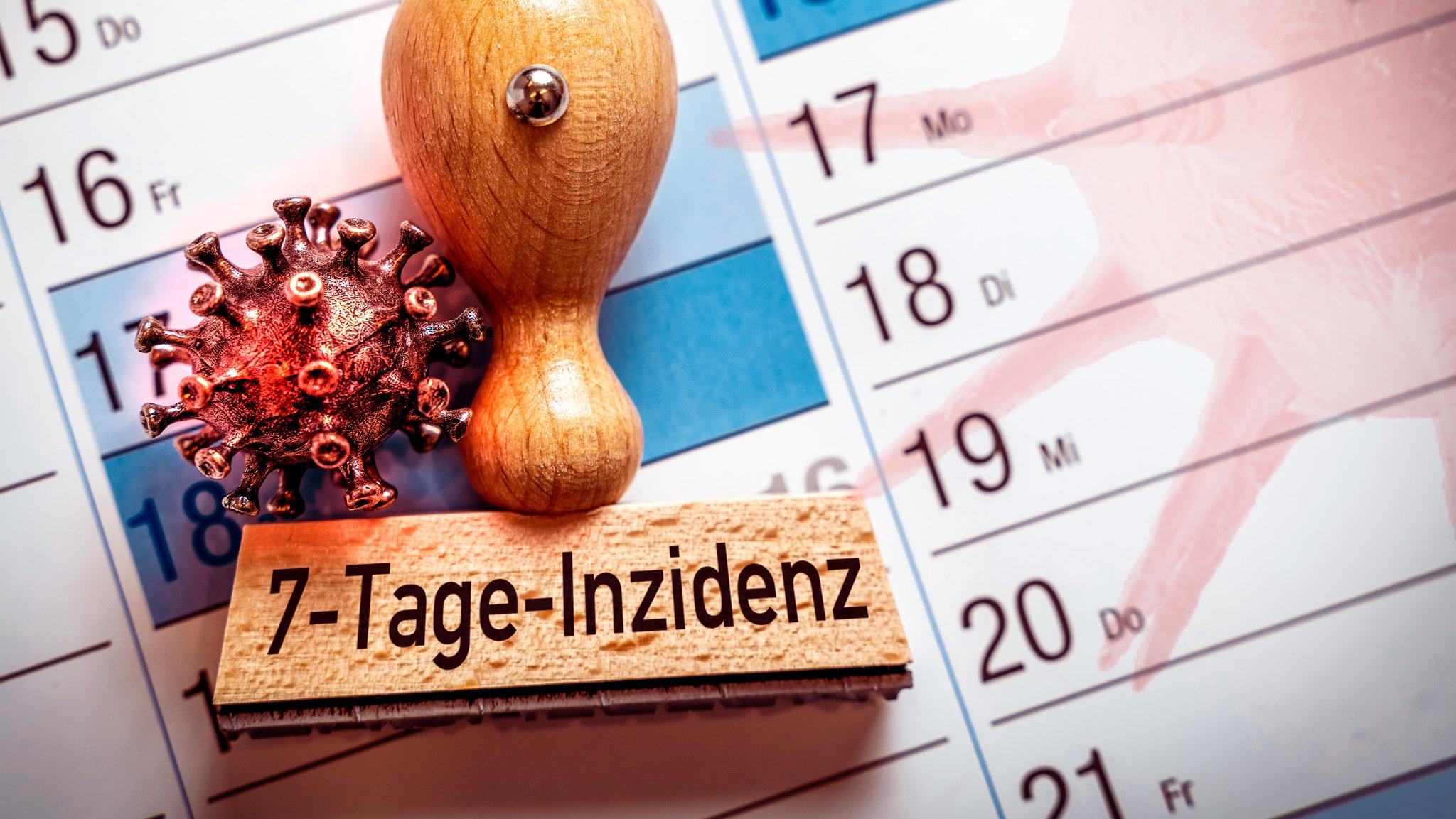 Holz-Stempel auf einem Kalender und Virus-Figur