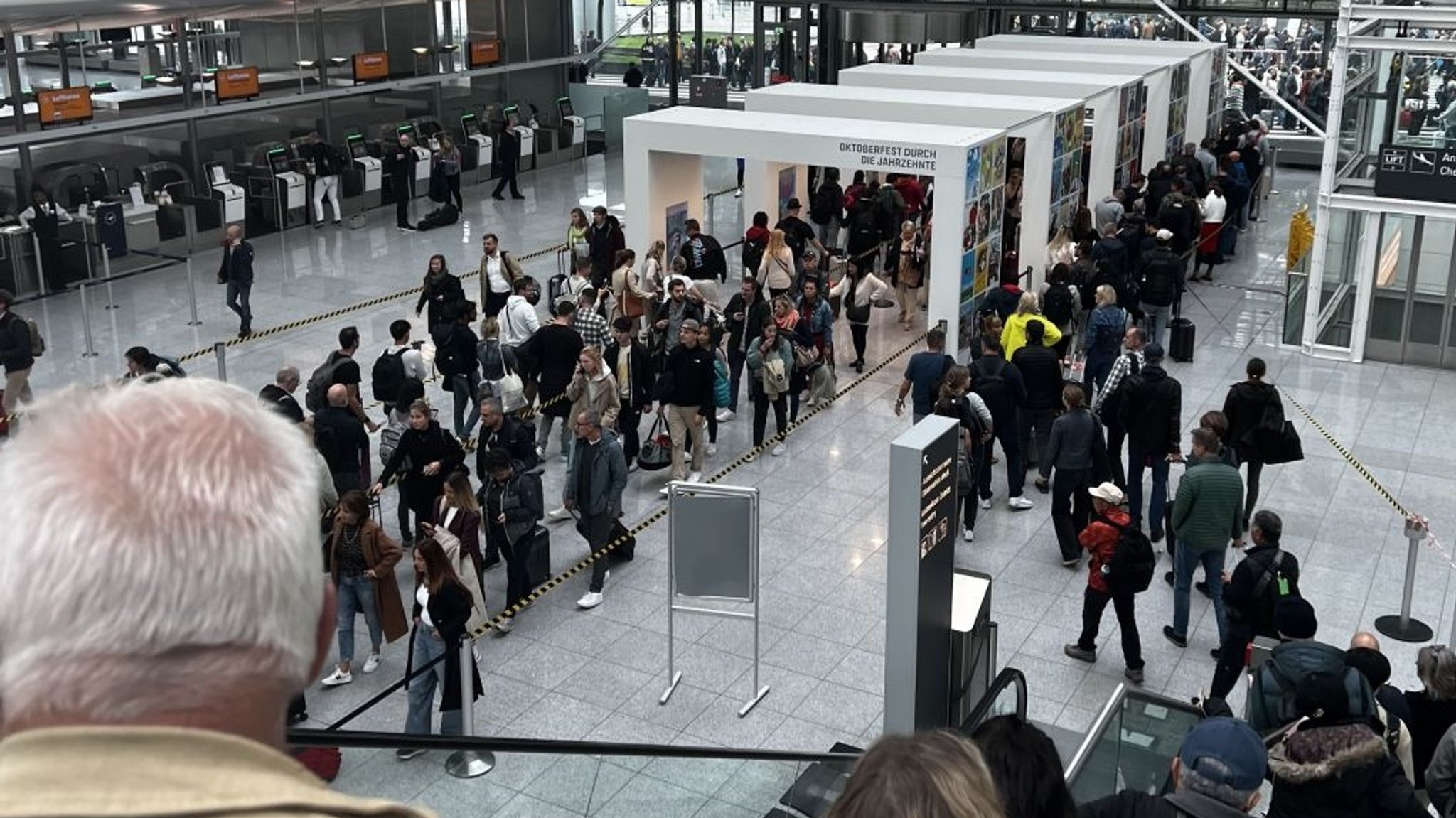 Lange Warteschlangen am Terminal 2 des Münchner Flughafens.