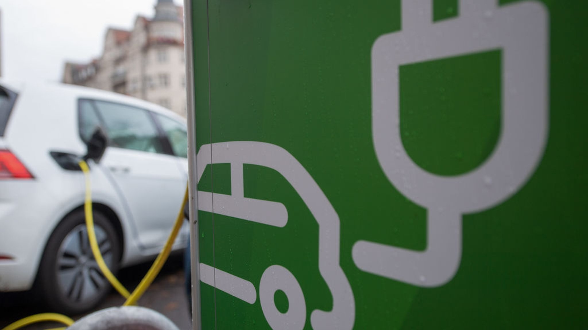 Ein Elektroauto wird geladen.