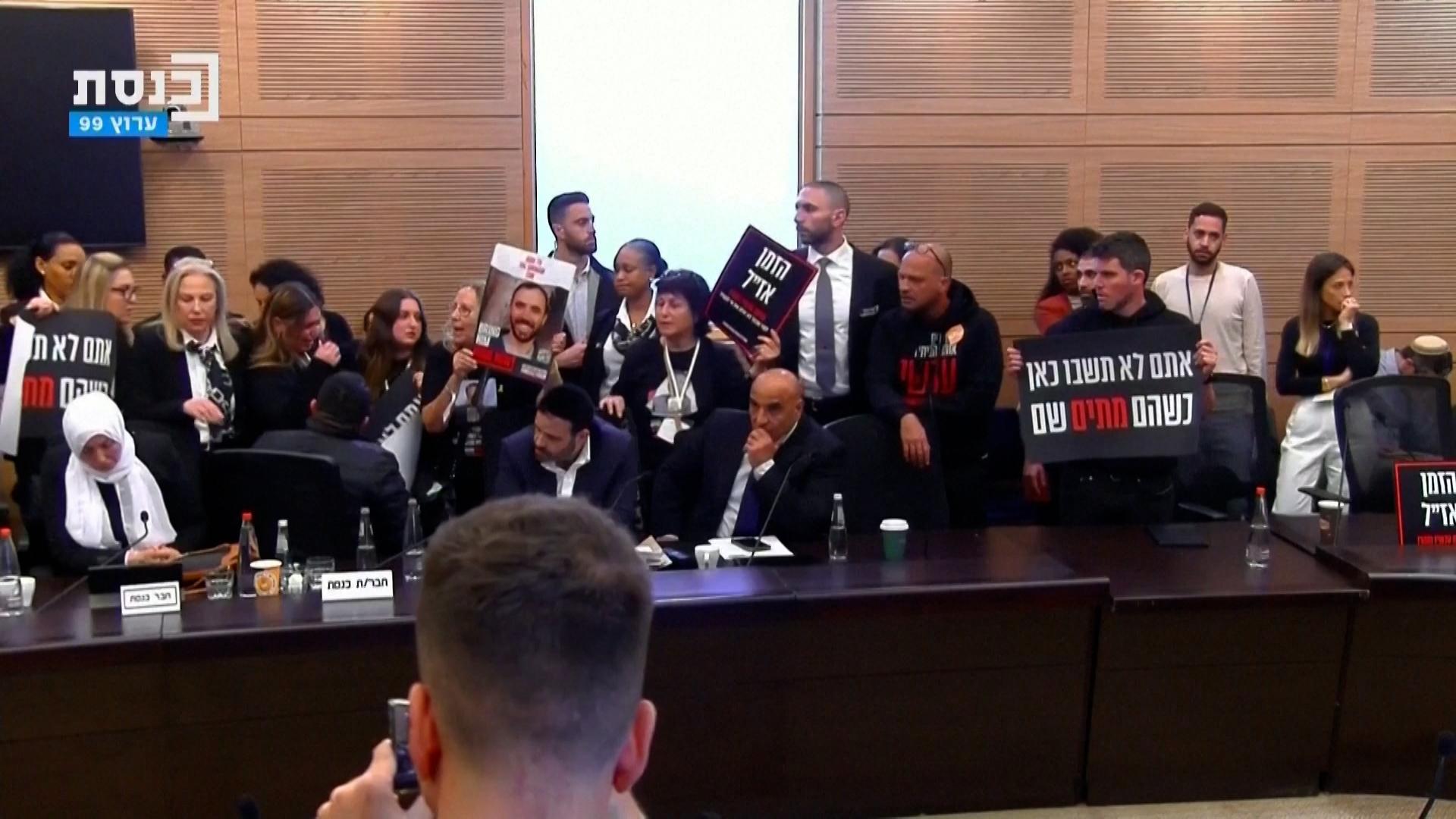 Angehörige von durch die Hamas verschleppten israelischen Geiseln haben das Parlament gestürmt