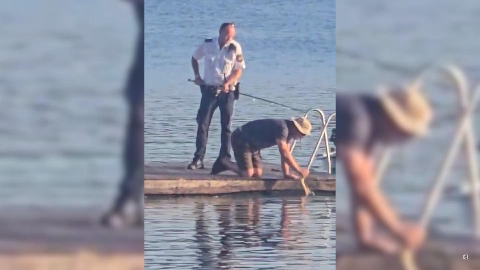 Polizist auf Steg im Brombachsee