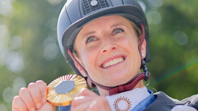 Jessica von Bredow-Werndl mit Goldmedaille | Bild: picture-alliance/dpa Jessica von Bredow-Werndl mit Goldmedaille