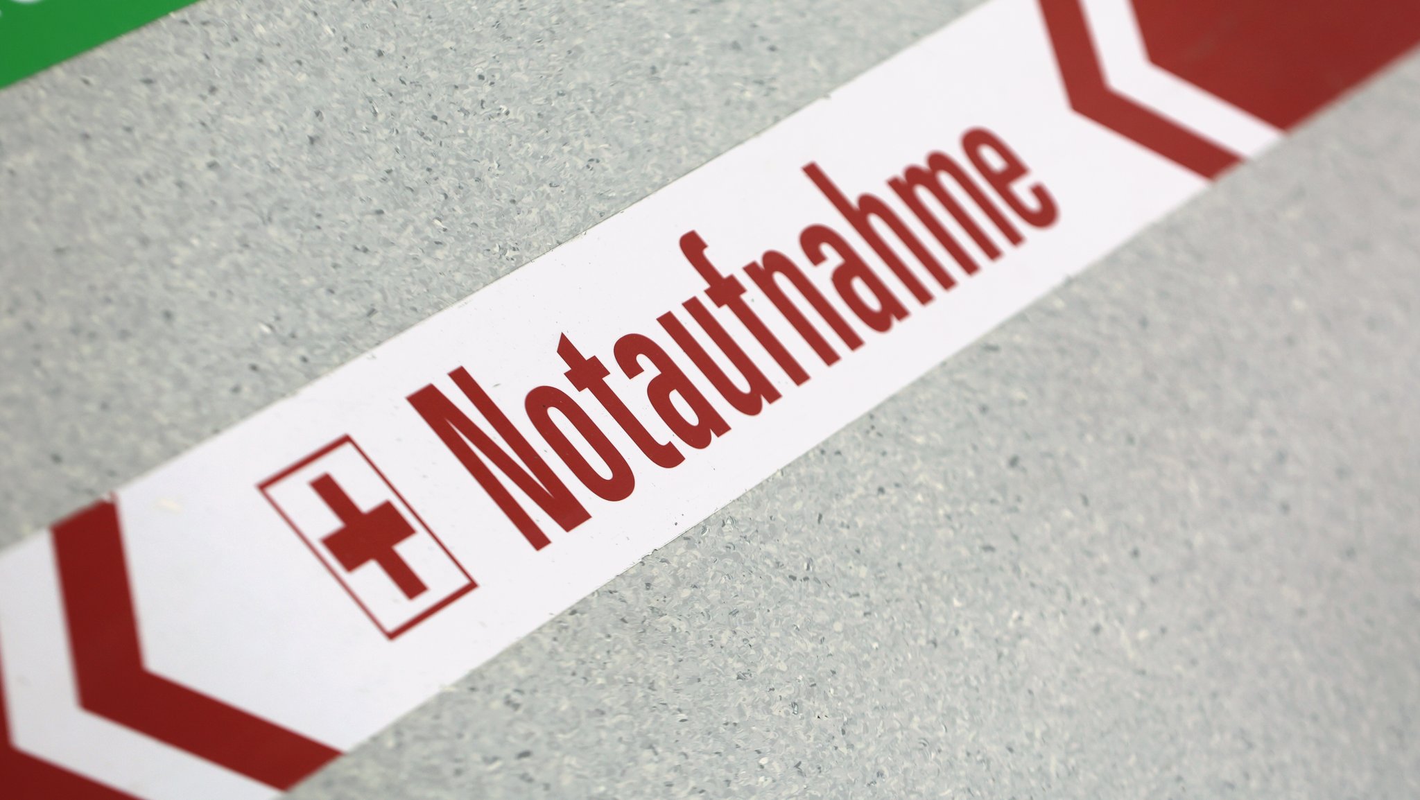 Ein Wegweiser leitet im Universitätsklinikum zur Notaufnahme (Symbolbild)
