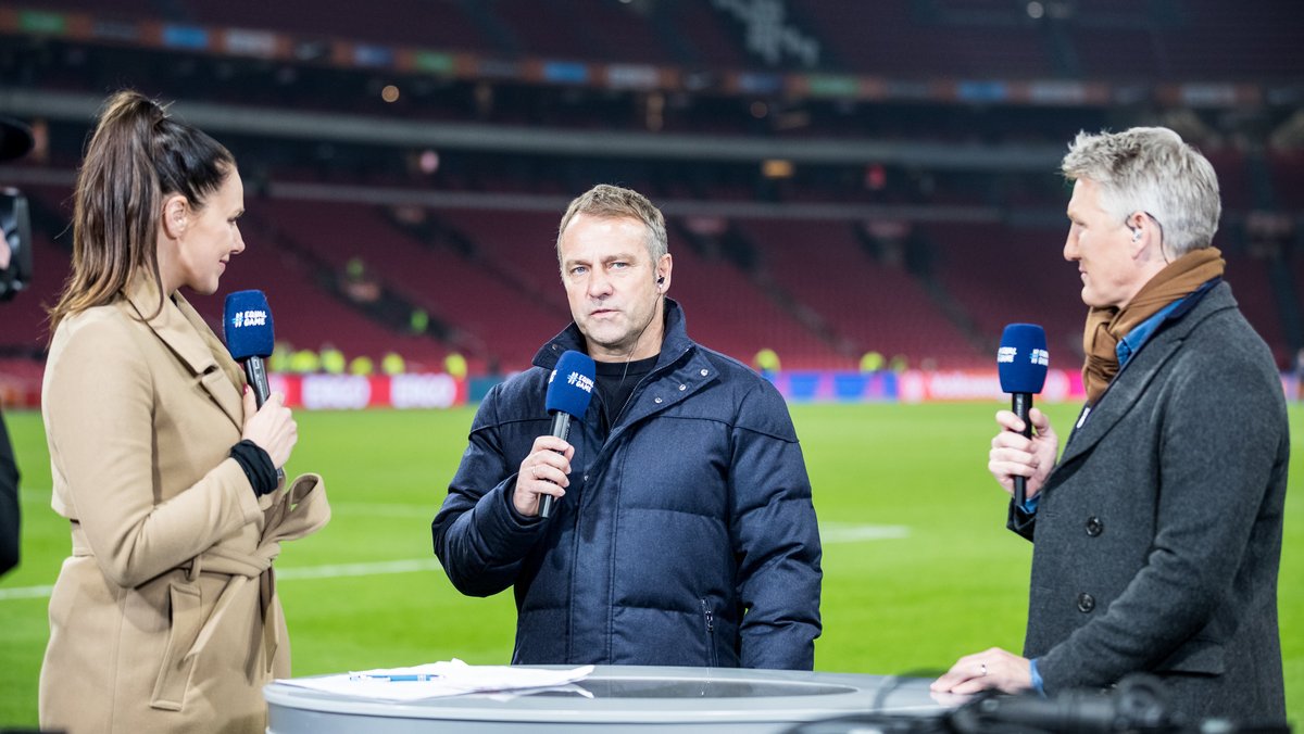 Sportschau-Moderatorin Esther Sedlaczek, Bundestrainer Hansi Flick und ARD-Fußballexperte Bastian Schweinsteiger