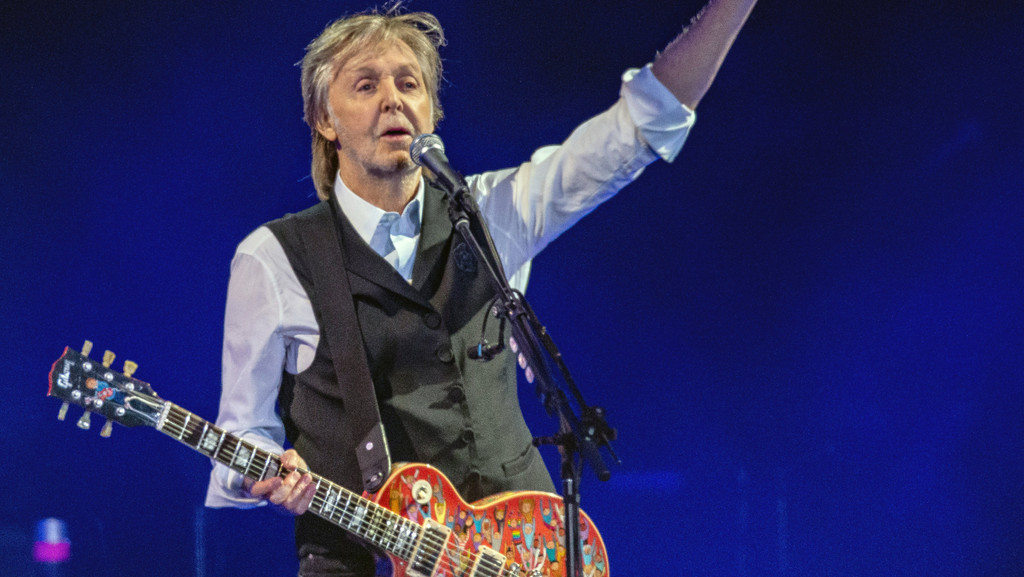 Paul McCartney steht beim Glastonbury Festival 2022 mit einer bunten Gitarre auf der Bühne