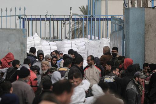 Vor dem Lager der UNRWA erhalten vertriebene Einwohner in Rafah, im Süden des Gaza-Streifens, Lebensmittel