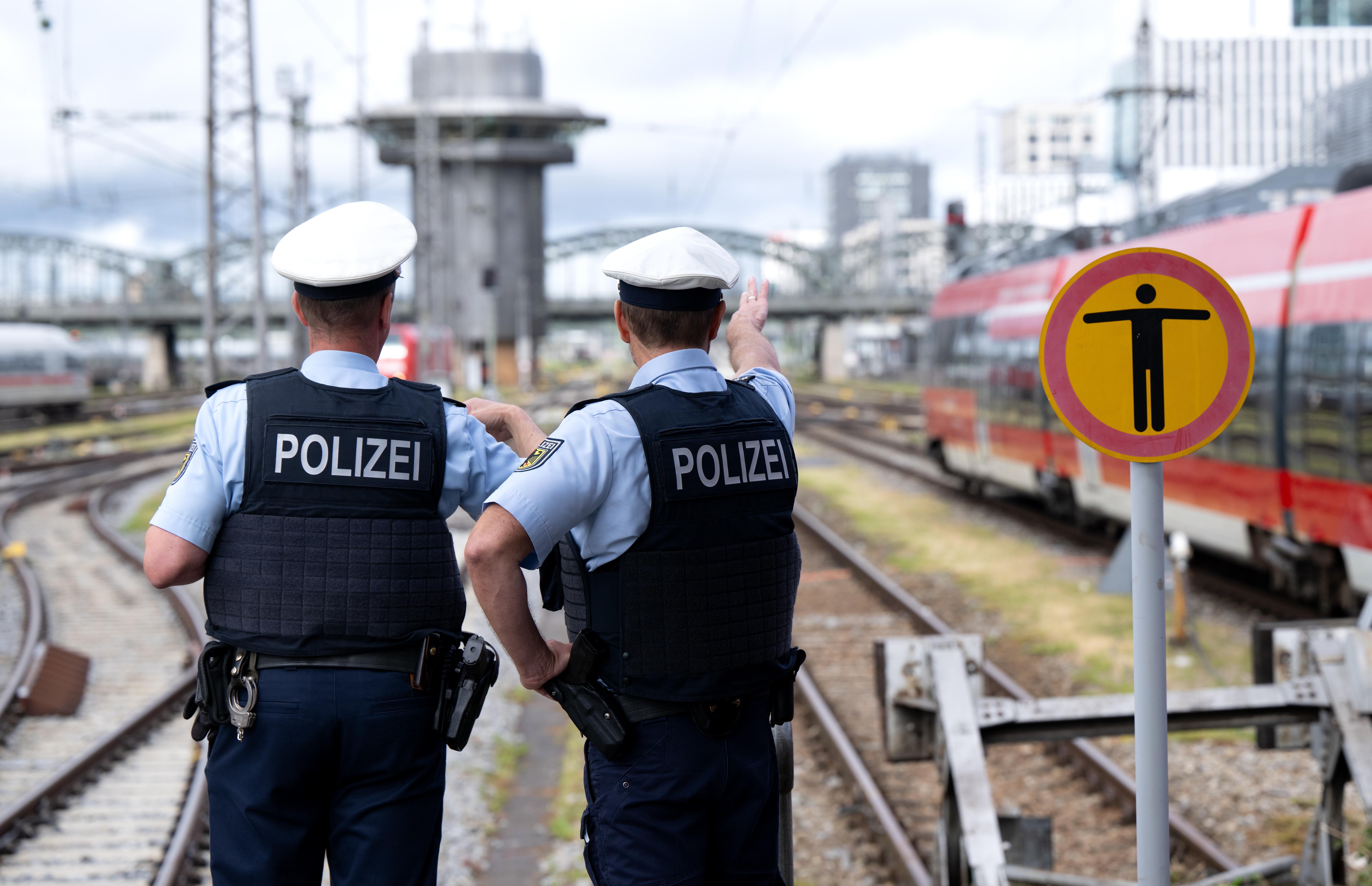 Beamte der Bundespolizei stehen neben den S-Bahngleisen vor der Münchner Hackerbrücke (Symbolbild)