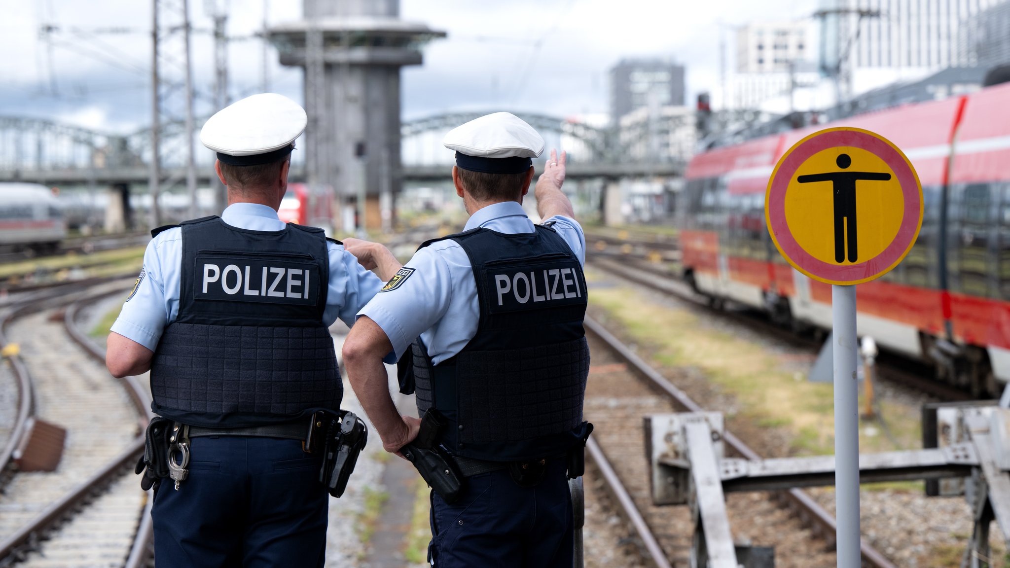 Beamte der Bundespolizei stehen neben den S-Bahngleisen vor der Münchner Hackerbrücke (Symbolbild)