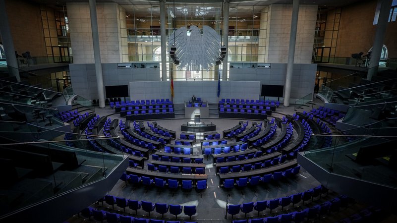 Das Rednerpult wird im leeren Plenum des Bundestags von der Sonne angestrahlt (Archivbild).