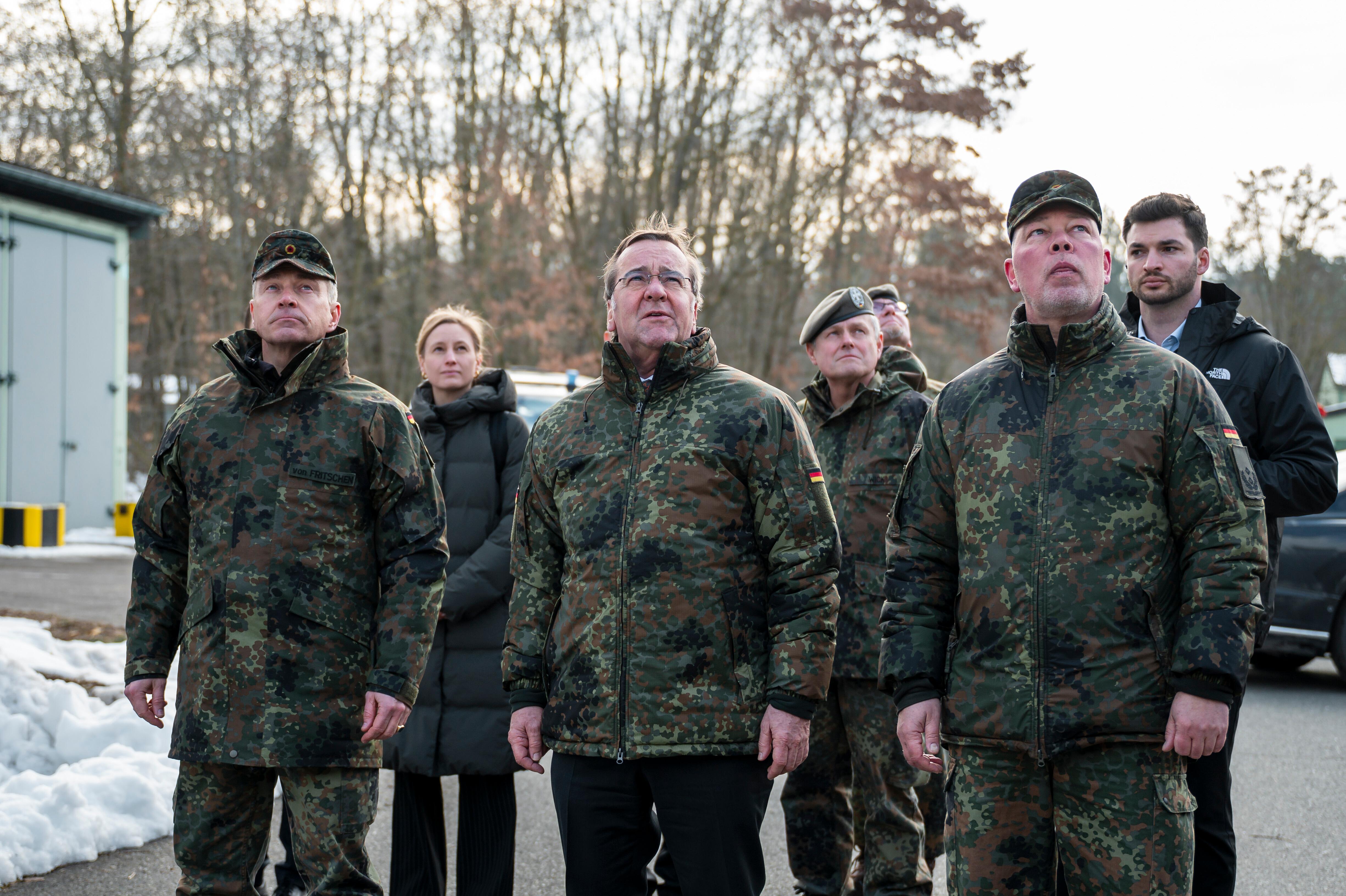 Symbolbild: 03.02.2026: Boris Pistorius (Mitte) besucht die Offiziersschule der Luftwaffe und das Heimatschutzregiment 1 und sieht sich mit Kommandeur Brigadegeneral Gero von Fritschen (l) und Oberstleutnant Sascha Pelzer (r) eine Übung an.