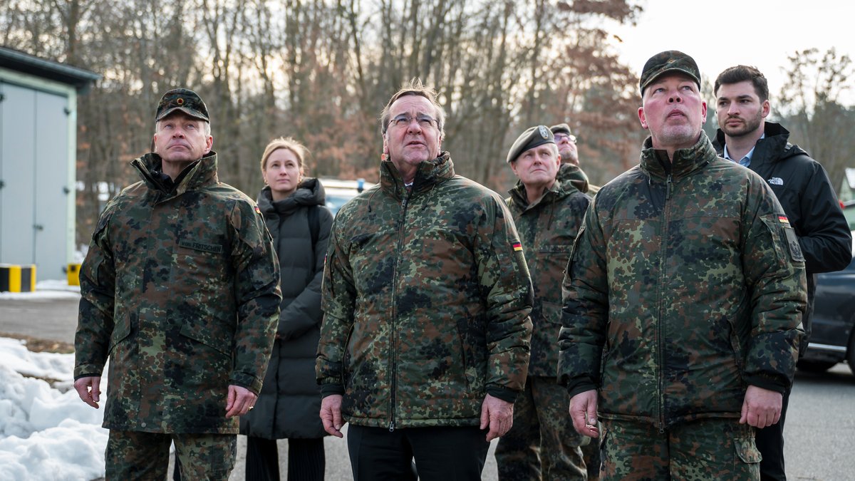 Symbolbild: 03.02.2026: Boris Pistorius (Mitte) besucht die Offiziersschule der Luftwaffe und das Heimatschutzregiment 1 und sieht sich mit Kommandeur Brigadegeneral Gero von Fritschen (l) und Oberstleutnant Sascha Pelzer (r) eine Übung an.