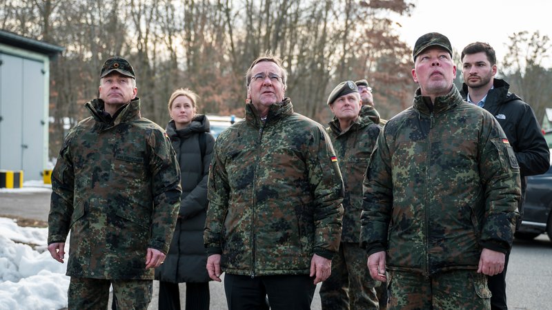 Symbolbild: 03.02.2026: Boris Pistorius (Mitte) besucht die Offiziersschule der Luftwaffe und das Heimatschutzregiment 1 und sieht sich mit Kommandeur Brigadegeneral Gero von Fritschen (l) und Oberstleutnant Sascha Pelzer (r) eine Übung an. | Bild: picture alliance/dpa | Daniel Vogl Symbolbild: 03.02.2026: Boris Pistorius (Mitte) besucht die Offiziersschule der Luftwaffe und das Heimatschutzregiment 1 und sieht sich mit Kommandeur Brigadegeneral Gero von Fritschen (l) und Oberstleutnant Sascha Pelzer (r) eine Übung an.