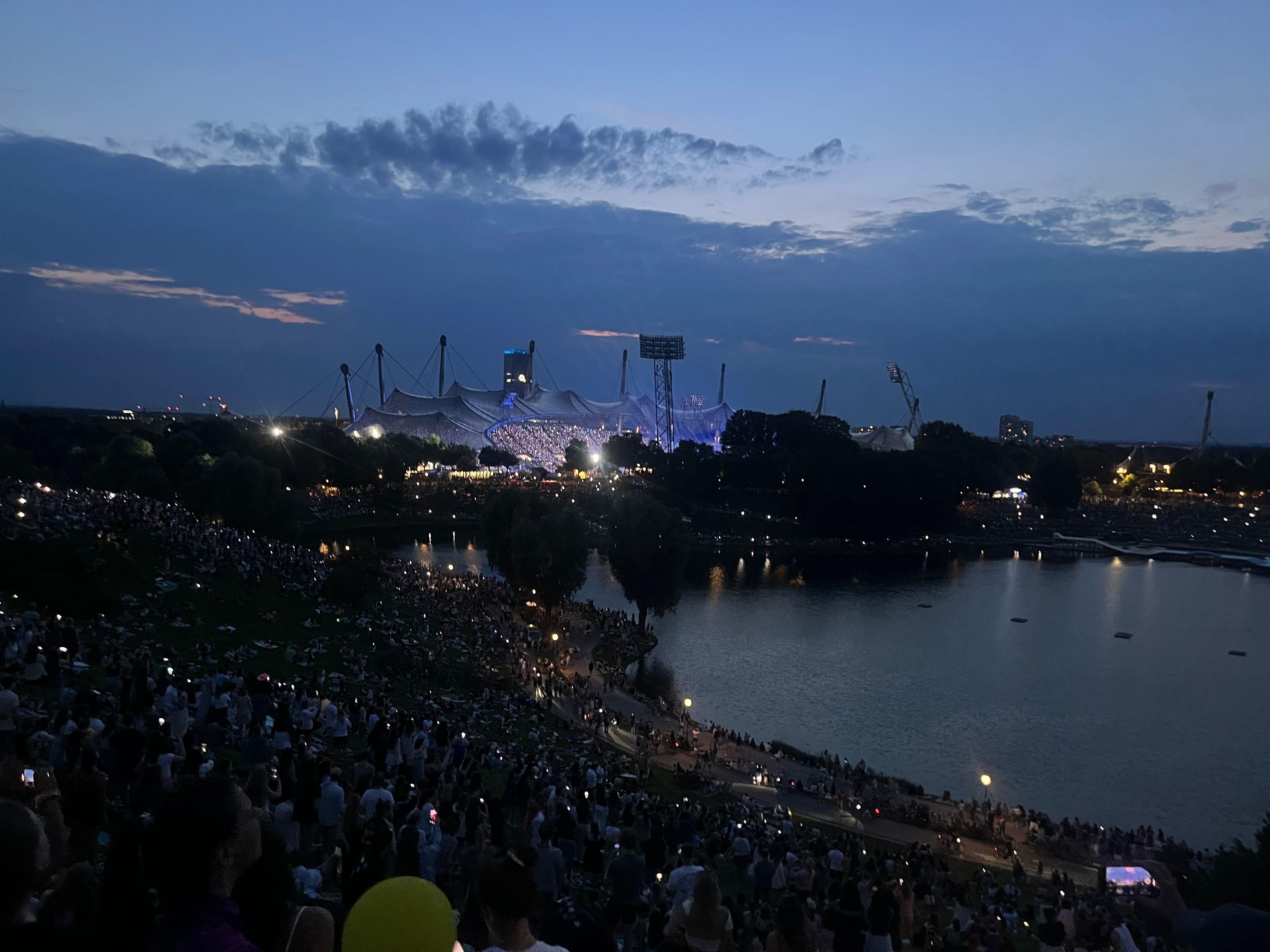 Es wird dunkel über dem Olympiastadion – Tausende "Swifties" verfolgen das Taylor-Swift-Konzert vom Olympiaberg aus