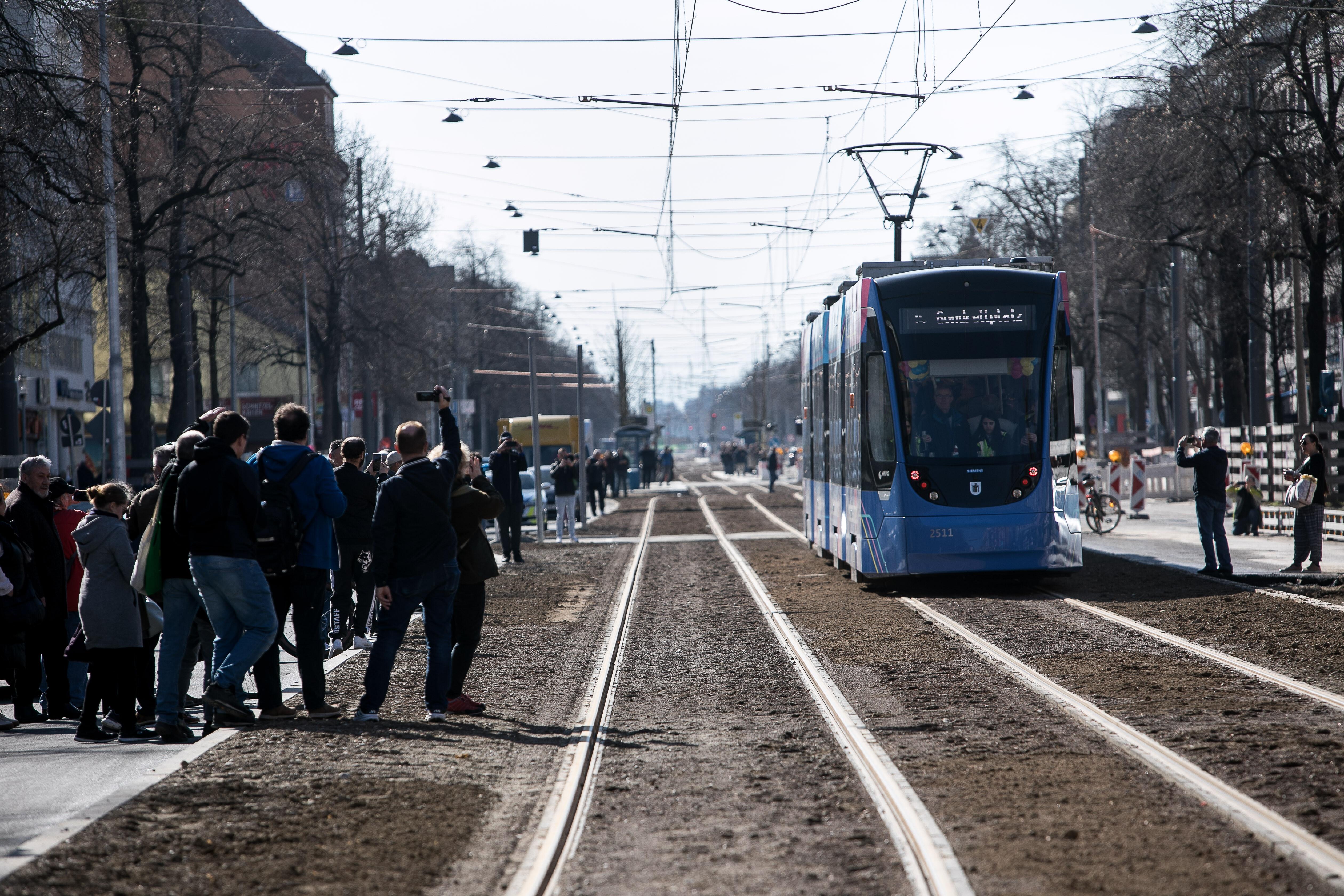 Um den Klimaschutz voranzubringen, fordern acht Sozial- und Umweltverbände ein 25-Euro-Sozialticket für den Nahverkehr und Nachlass beim Strompreis. 