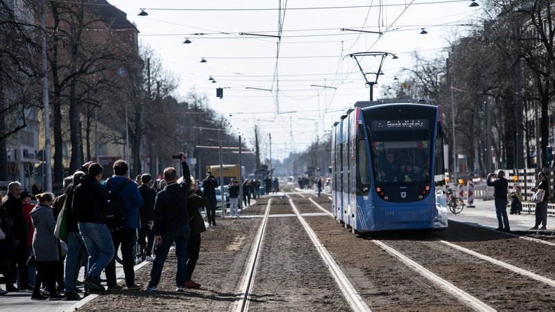 Um den Klimaschutz voranzubringen, fordern acht Sozial- und Umweltverbände ein 25-Euro-Sozialticket für den Nahverkehr und Nachlass beim Strompreis. | Bild: picture alliance / SZ Photo | Florian Peljak Um den Klimaschutz voranzubringen, fordern acht Sozial- und Umweltverbände ein 25-Euro-Sozialticket für den Nahverkehr und Nachlass beim Strompreis.