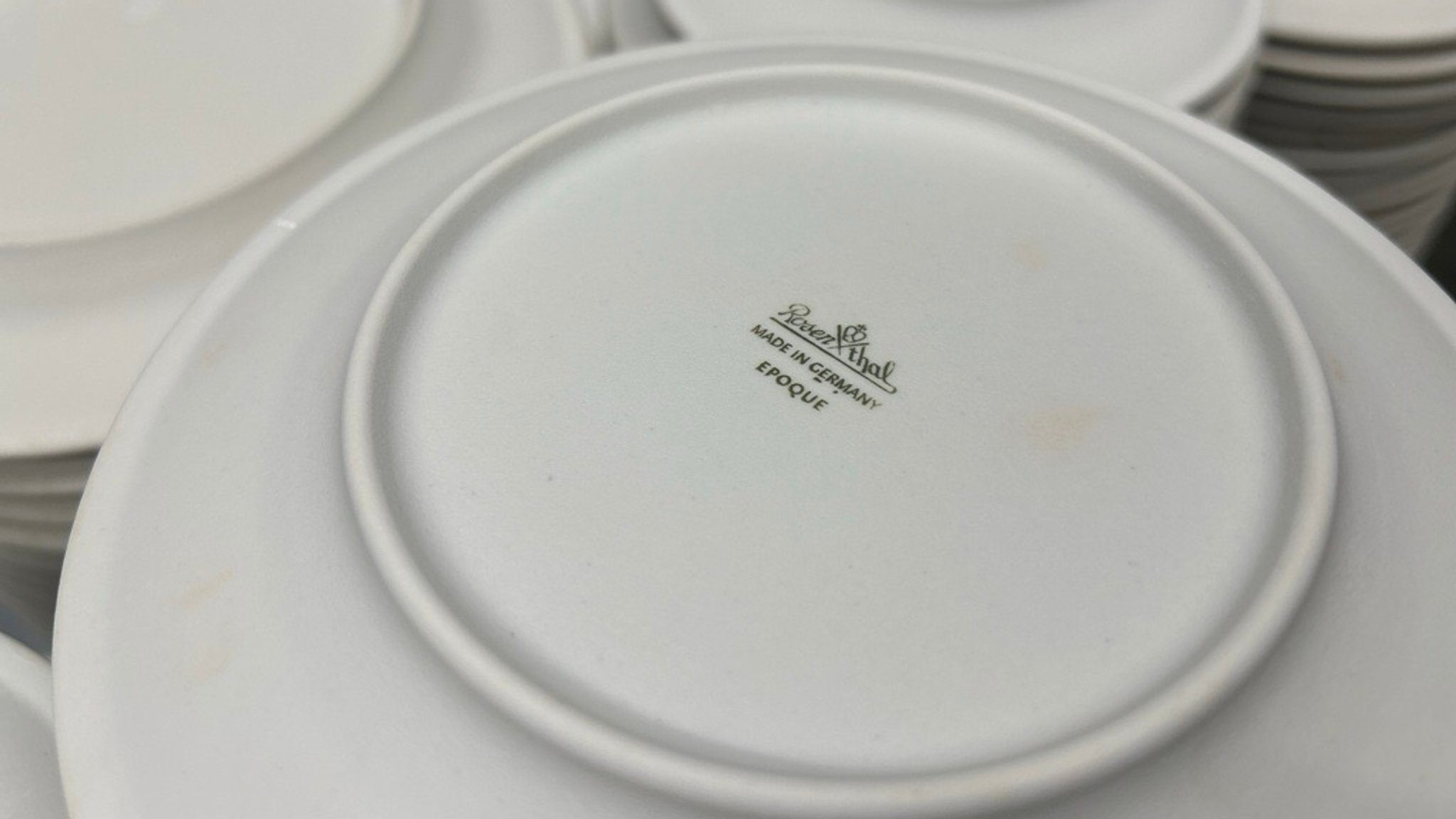 "Rosenthal, made in Germany" steht auf einem Porzellanteller. 